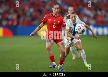 Genève, Suisse. 10 juillet 2025. Geraldine Reuteler (6) de Suisse photographiée lors du match de la journée 3 dans le groupe A de l'équipe nationale féminine de football de Finlande contre la Suisse au championnat féminin Euro 2025 en Suisse, vendredi 10 juillet 2025 à Genève, Suisse . Crédit : Sportpix/Alamy Live News Banque D'Images