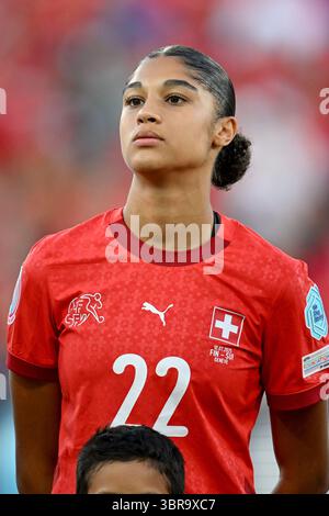 Genève, Suisse. 10 juillet 2025. Sydney Schertenleib (22 ans) de Suisse photographiée lors du match de la journée 3 dans le groupe A de l'équipe nationale de football féminin de Finlande contre la Suisse lors du championnat Womens Euro 2025 en Suisse, le vendredi 10 juillet 2025 à Genève, Suisse . Crédit : Sportpix/Alamy Live News Banque D'Images