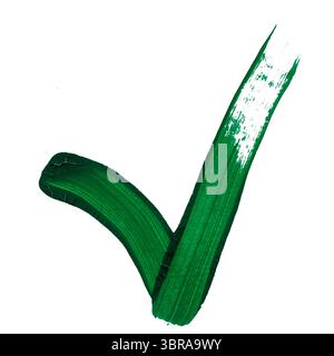 Des coups de pinceau vert éclatant forment une marque de coche frappante sur une toile vierge. Banque D'Images