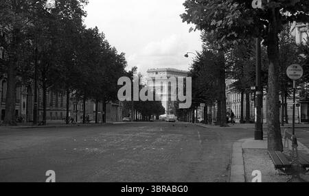 Paris, France - 1974 : vue de l'Arc de Triomphe depuis l'avenue Mac-Mahon Banque D'Images