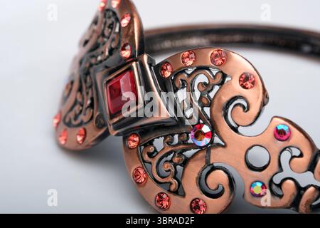 Broche en forme de papillon ornée de pierres éclatantes scintillant sous la lumière. Banque D'Images