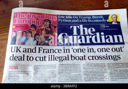 "Le Royaume-Uni et la France dans le cadre d'un accord "un dans, un hors" pour couper les traversées illégales de bateaux" le journal Guardian fait la une de la page d'accueil de l'article sur l'immigration 11 juillet 2025 Londres Banque D'Images