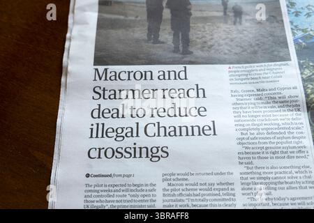 "Macron et Starmer concluent un accord pour réduire les passages illégaux de la Manche" le journal Guardian titre petit bateau article sur l'immigration 11 juillet 2025 Londres Royaume-Uni Banque D'Images
