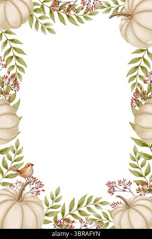 Cadre d'automne vertical avec des citrouilles blanches, des feuilles vertes, des baies rouges et un petit oiseau. Peint à la main dans un style aquarelle délicat Banque D'Images