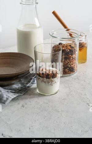 Kéfir, granola maison et miel, ingrédients sains pour le petit déjeuner sur fond clair Banque D'Images
