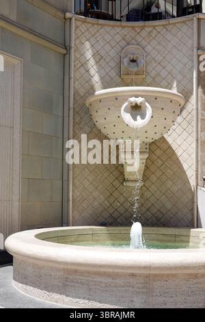 Fontaine de coquillages en marbre dans la cour toscane Banque D'Images