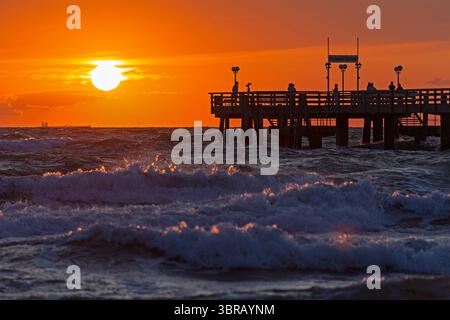 Coucher de soleil, jetée, vagues, houle, Wustrow, Fischland, Mecklembourg-Poméranie occidentale, Allemagne Banque D'Images
