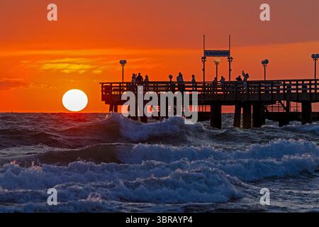 Coucher de soleil, jetée, vagues, houle, Wustrow, Fischland, Mecklembourg-Poméranie occidentale, Allemagne Banque D'Images