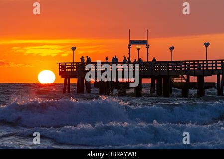 Coucher de soleil, jetée, vagues, houle, Wustrow, Fischland, Mecklembourg-Poméranie occidentale, Allemagne Banque D'Images