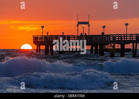 Coucher de soleil, jetée, vagues, houle, Wustrow, Fischland, Mecklembourg-Poméranie occidentale, Allemagne Banque D'Images