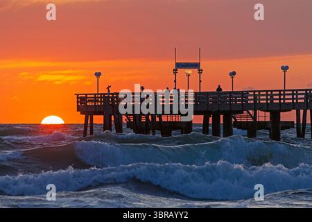Coucher de soleil, jetée, vagues, houle, Wustrow, Fischland, Mecklembourg-Poméranie occidentale, Allemagne Banque D'Images