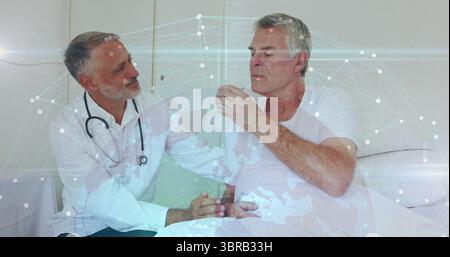 Médecin consultant plaçant la main sur le bras du patient au lit d'hôpital, avec stéthoscope et verre d'eau Banque D'Images