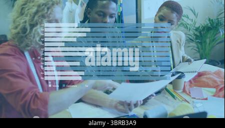 Collaboration de trois créateurs de mode esquissant des motifs dans un studio de design, avec des nuances de couleur Banque D'Images