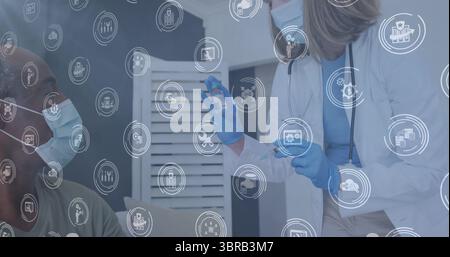 Travailleur de la santé portant une blouse blanche administrant le vaccin dans la chambre à la maison avec seringue, espace de copie Banque D'Images