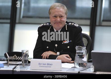 Photo du dossier datée du 27/11/08 du commissaire de police métropolitaine de l'époque Sir Ian Blair lors de sa dernière réunion de l'APM à l'hôtel de ville de Londres, avant de démissionner. Lord Blair, ancien commissaire de la police métropolitaine, qui était responsable de la force lors des attentats du 7 juillet, est décédé à l'âge de 72 ans. Ian Blair, qui a dirigé la force de 2005 à 2008, a pris un siège en tant que pair crossbencher en 2010 lorsqu'il est devenu Lord Blair de Boughton. Il avait été fait chevalier en 1999. Date d'émission : vendredi 11 juillet 2025. Banque D'Images