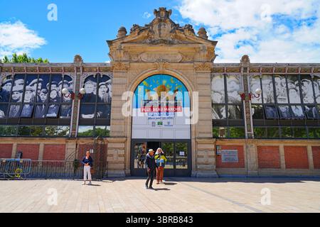 NARBONNE, FRANCE – 5 MAI 2023 – vue sur les Halles de Narbonne, un marché couvert et une aire de restauration emblématique dans la région Occitanie, dans le sud de la France. Banque D'Images