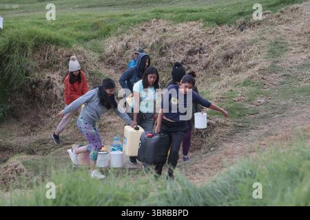INCAPACITÉ D'APPROVISIONNEMENT EN EAU AU SUD DE QUITO 11 juillet 2025 habitants du quartier de San Martin, un des secteurs touchés au Sud de Quito par la pénurie de liquide vital après que les canalisations ont été touchées par une inondation dans le secteur de la mica QUITO PICHINCHA QUITO soi DESABASTECIMIENTODEAGUASURDEQUITO 69930522c149508a785cf8daaba9a7c Copyright : xHENRYxLAPOx Banque D'Images