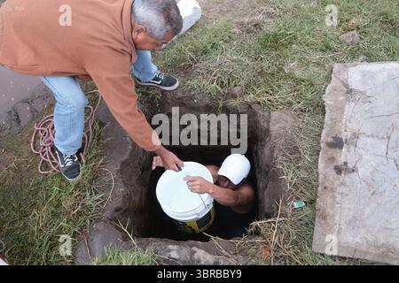 INCAPACITÉ D'APPROVISIONNEMENT EN EAU AU SUD DE QUITO 11 juillet 2025 habitants du quartier de San Martin, un des secteurs touchés au Sud de Quito par la pénurie de liquide vital après que les canalisations ont été touchées par une inondation dans le secteur de la mica QUITO PICHINCHA QUITO soi DESABASTECIMIENTODEAGUASURDEQUITO a679d629bb794b07d948f78434e8f9 Copyright : xLAPOx Banque D'Images