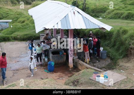 INCAPACITÉ D'APPROVISIONNEMENT EN EAU AU SUD DE QUITO 11 juillet 2025 habitants du quartier de San Martin, un des secteurs touchés au Sud de Quito par la pénurie de liquide vital après que les canalisations ont été touchées par une inondation dans le secteur de la mica QUITO PICHINCHA QUITO soi DESABASTECIMIENTODEAGUASURDEQUITO 217bd2a619c64b0dc7962365acdc5234 Copyright : xHENRYxLAPOx Banque D'Images