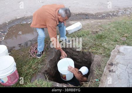 INCAPACITÉ D'APPROVISIONNEMENT EN EAU AU SUD DE QUITO 11 juillet 2025 habitants du quartier de San Martin, un des secteurs touchés au Sud de Quito par la pénurie de liquide vital après que les canalisations ont été touchées par les inondations dans le secteur de la mica QUITO PICHINCHA QUITO soi DESABASTECIMIENTODEAGUASURDEQUITO 1a19ec0791d5c46d74b18bf3bff423e45 Copyright : xHENRYxLAPOx Banque D'Images