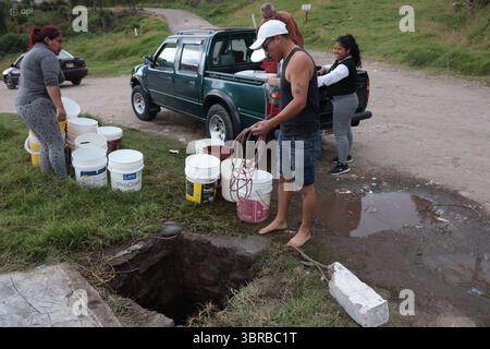 INCAPACITÉ D'APPROVISIONNEMENT EN EAU AU SUD DE QUITO 11 juillet 2025 habitants du quartier de San Martin, un des secteurs touchés au Sud de Quito par la pénurie de liquide vital après que les canalisations ont été touchées par une inondation dans le secteur de la mica QUITO PICHINCHA QUITO soi DESABASTECIMIENTODEAGUASURDEQUITO 5b0983992248f1a8cc5818e40da32d3e Copyright : xHENRYxLAPOx Banque D'Images