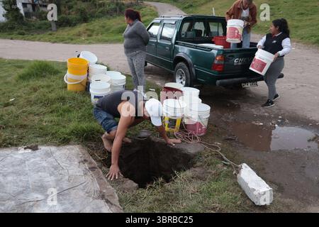 INCAPACITÉ D'APPROVISIONNEMENT EN EAU AU SUD DE QUITO 11 juillet 2025 habitants du quartier de San Martin, un des secteurs touchés dans le sud de Quito par la pénurie de liquide vital après que les conduites ont été touchées par une inondation dans le secteur de la mica QUITO PICHINCHA QUITO soi DESABASTECIMIENTODEAGUASURDEQUITO 3a6fa2a1c82777563e4ce530736e9eab Copyright : xLAPOx Banque D'Images
