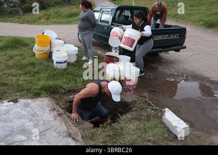 INCAPACITÉ D'APPROVISIONNEMENT EN EAU AU SUD DE QUITO 11 juillet 2025 habitants du quartier de San Martin, un des secteurs touchés au Sud de Quito par la pénurie de liquide vital après que les canalisations ont été touchées par une inondation dans le secteur de la mica QUITO PICHINCHA QUITO soi DESABASTECIMIENTODEAGUASURDEQUITO 7d3b37c5e4c162a4360256868fd9aa339f Copyright : xLAPOx Banque D'Images