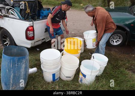 INCAPACITÉ D'APPROVISIONNEMENT EN EAU AU SUD DE QUITO 11 juillet 2025 habitants du quartier de San Martin, un des secteurs touchés dans le sud de Quito par la pénurie de liquide vital après que les canalisations ont été touchées par les inondations dans le secteur de la mica QUITO PICHINCHA QUITO soi DESABASTECIMIENTODEAGUASURDEQUITO 479365ac95030b2e3e3f0067a126b95c Copyright : xHENRYxLAPOx Banque D'Images