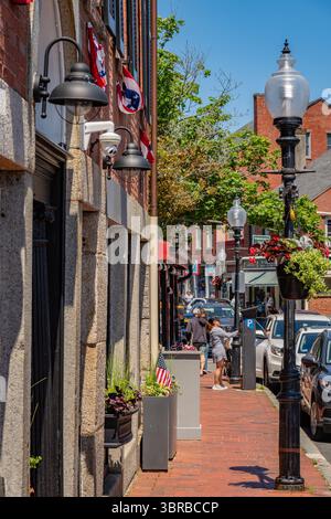 Gloucester ma, US-3 juillet 2025 : scène de rue dans le centre-ville historique de cette propriété de pêche historique avec ses rues pittoresques avec des bâtiments du 19ème siècle. Banque D'Images