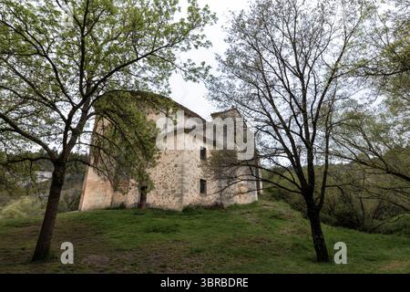 Ermitage médiéval de santa caterina del sasserra avec son abside romane entourée d'arbres Banque D'Images