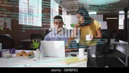 Révision du code deux collègues collaborant au bureau ouvert, avec ordinateur portable et tasse à café Banque D'Images