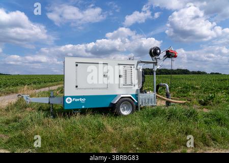 Pompe mobile pour l'irrigation artificielle avec un système d'arrosage sur un champ où sont cultivées des betteraves à sucre. L'eau est pompée à partir d'un puits à l'est de Kerken, Banque D'Images