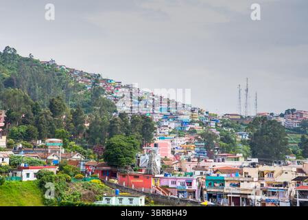 Vibrant Townscape of Ooty niché dans les Ghâts occidentaux Banque D'Images