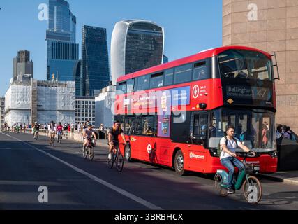 Les navetteurs se rendent à leur travail à vélo sur le London Bridge à Londres Banque D'Images