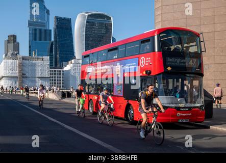 Les navetteurs se rendent à leur travail à vélo sur le London Bridge à Londres Banque D'Images
