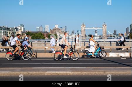 Les navetteurs se rendent à leur travail à vélo sur le London Bridge à Londres Banque D'Images