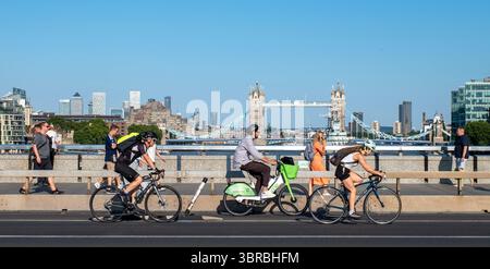 Les navetteurs se rendent à leur travail à vélo sur le London Bridge à Londres Banque D'Images