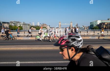 Les navetteurs se rendent à leur travail à vélo sur le London Bridge à Londres Banque D'Images