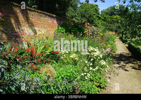 Bordure florale dans le jardin clos au Gardens o Easton Lodge Banque D'Images