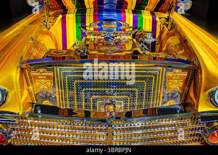 Détail du moteur de Tricked Out 1958 Chevrolet Impala Lowrider, Petersen Automotive Museum, Los Angeles, Californie, États-Unis Banque D'Images