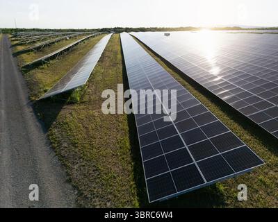 Vue aérienne de la centrale solaire. Développement durable Banque D'Images