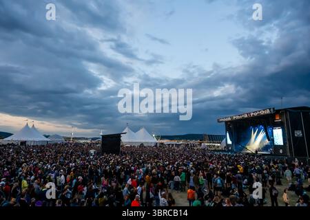 Trencin, Slovaquie. 11 juillet 2025. Vue générale de la scène et des fans pendant la performance live au Pohoda Festival 2025 à l'aéroport de Trencin. Le festival Pohoda est le plus grand festival de musique d'été en plein air. Crédit : SOPA images Limited/Alamy Live News Banque D'Images