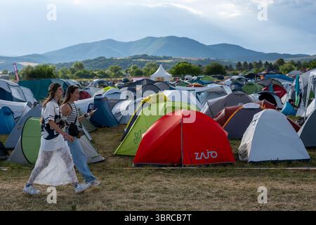 Trencin, Slovaquie. 11 juillet 2025. Les participants passent devant des tentes pendant le festival Pohoda 2025 à l'aéroport de Trencin. Le festival Pohoda est le plus grand festival de musique d'été en plein air. (Photo de Tomas Tkacik/SOPA images/SIPA USA) crédit : SIPA USA/Alamy Live News Banque D'Images