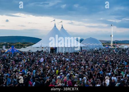 Trencin, Slovaquie. 11 juillet 2025. Vue générale de la scène et des fans pendant la performance live au Pohoda Festival 2025 à l'aéroport de Trencin. Le festival Pohoda est le plus grand festival de musique d'été en plein air. (Photo de Tomas Tkacik/SOPA images/SIPA USA) crédit : SIPA USA/Alamy Live News Banque D'Images