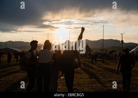 Trencin, Slovaquie. 11 juillet 2025. Les participants vus pendant le coucher du soleil au Festival Pohoda 2025 à l'aéroport de Trencin. Le festival Pohoda est le plus grand festival de musique d'été en plein air. (Photo de Tomas Tkacik/SOPA images/SIPA USA) crédit : SIPA USA/Alamy Live News Banque D'Images