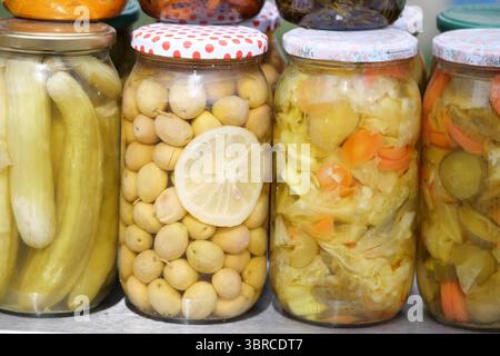 Pots colorés de fruits et légumes conservés sur l'affichage Banque D'Images