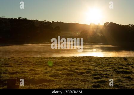 Magnifique coucher de soleil reflété dans le lac Banque D'Images