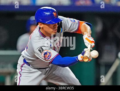 11 juillet 2025 : Tyrone Taylor (15 ans), l'outfielder des mets de New York, dépose un bunt sacrifice contre les Royals au Kauffman Stadium de Kansas City, Missouri. Jon Robichaud/CSM. Crédit : Cal Sport Media/Alamy Live News Banque D'Images