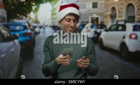 Homme portant chapeau de noël compte l'argent dans une rue animée avec des voitures en arrière-plan à l'extérieur pendant la journée. Banque D'Images