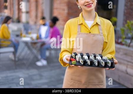 Sushis servis dans un restaurant Banque D'Images